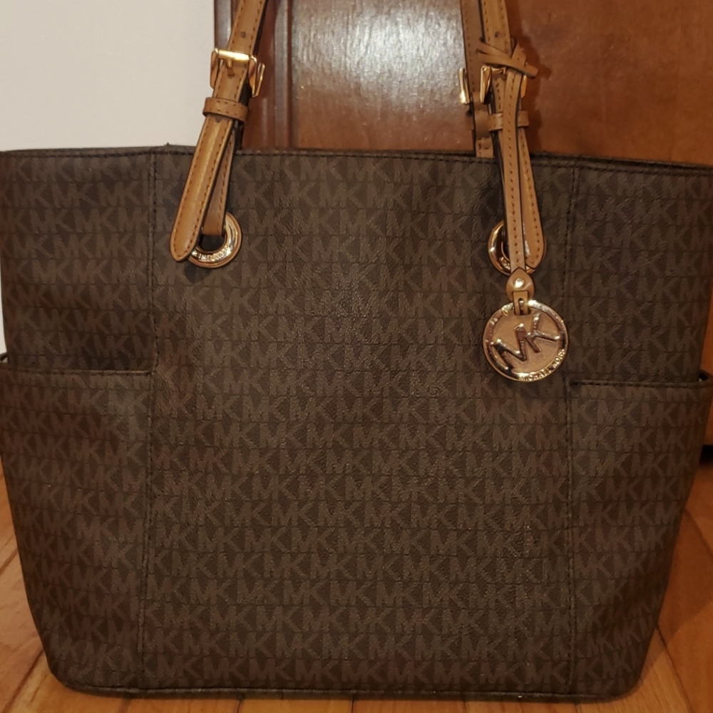 Micheal Kors Jet Set EW Tote